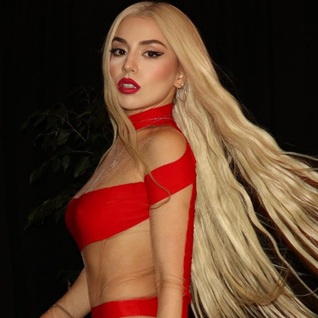 Ava Max: von Fan auf der Bühne geschlagen