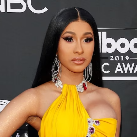 Cardi B: Fan nach Wasser-Attacke mit Mikrofon beworfen  