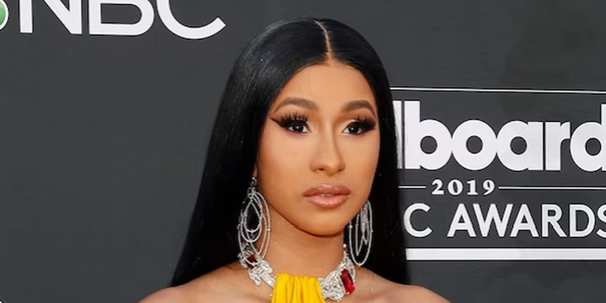 Cardi B: Fan nach Wasser-Attacke mit Mikrofon beworfen  