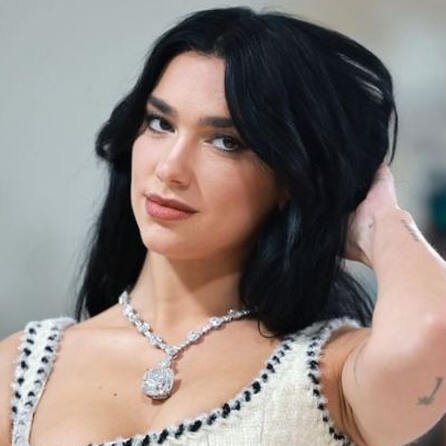  Schockmoment oder Scherz? Dua Lipa mit falschem Babybauch