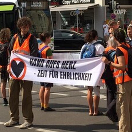 Nächste Protestaktion in Augsburg: Klimaaktivisten blockieren im Feierabendverkehr Gögginger Straße