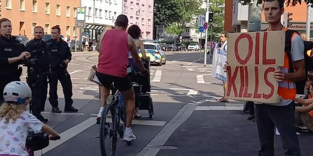 Nächste Protestaktion in Augsburg: Klimaaktivisten blockieren im Feierabendverkehr Gögginger Straße