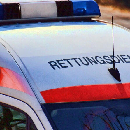 Ustersbach: Jugendliche will sich vor Auto werfen