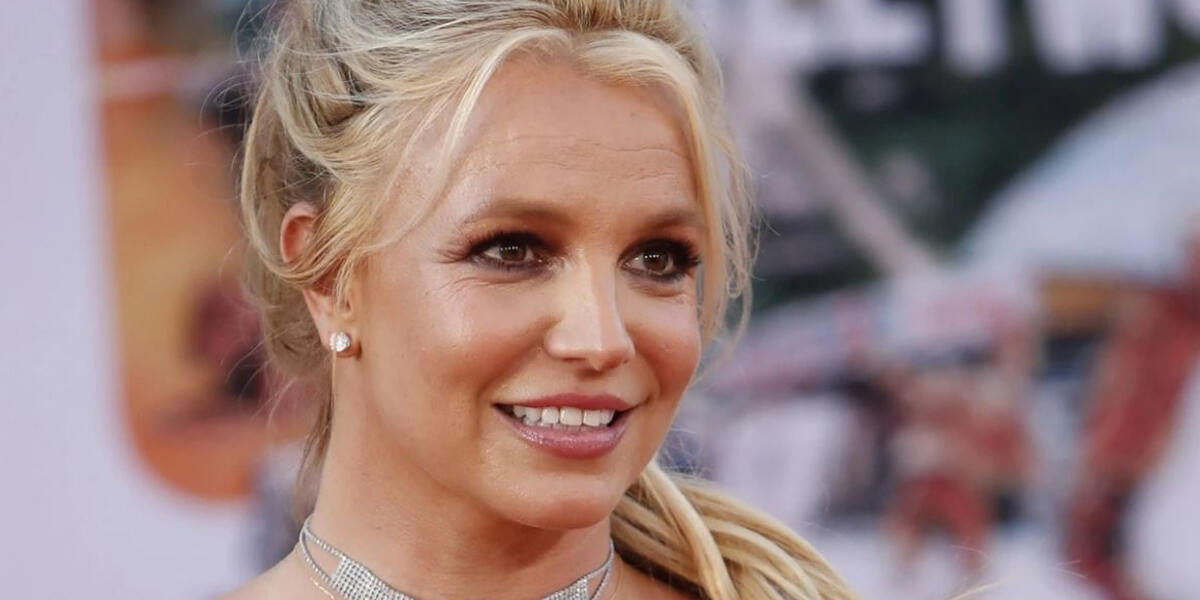 Britney Spears fackelt sich Wimpern und Augenbrauen ab