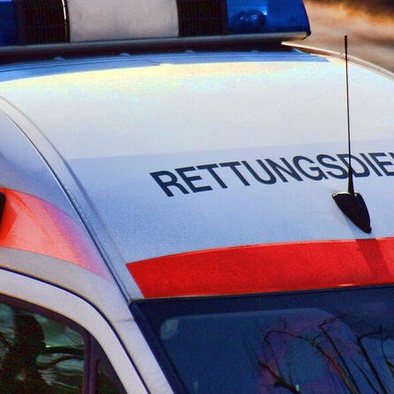 Jäger baut im Wald bei Zusmarshausen Unfall - Krankenhaus