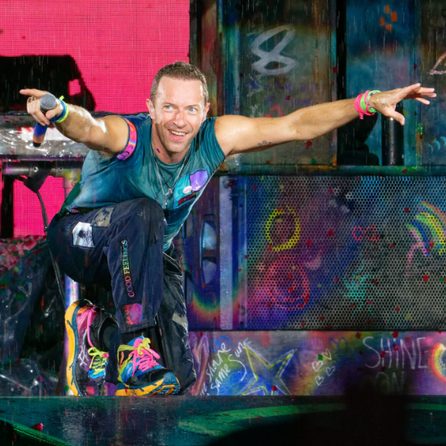 Chris Martin stürzt bei Coldplay-Konzert von der Bühne – ein Schockmoment für Fans