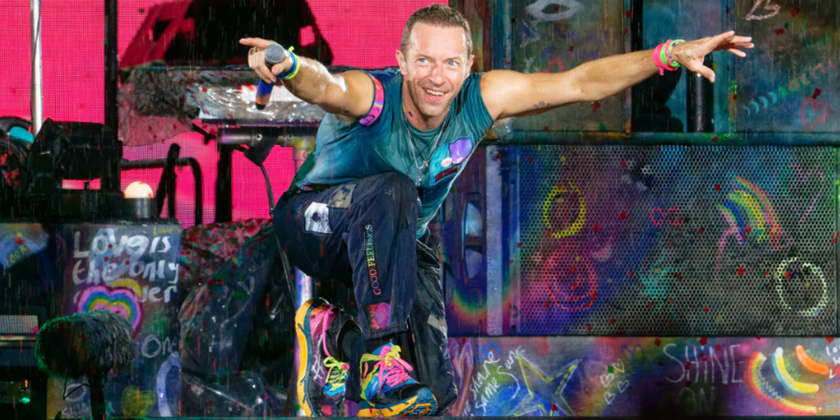 Chris Martin stürzt bei Coldplay-Konzert von der Bühne – ein Schockmoment für Fans