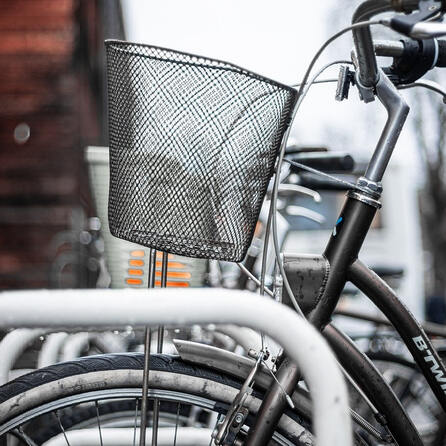 Ohne Beleuchtung, schlechte Bremsen und Musik im Ohr - Augsburger Polizei beanstandet Radfahrer