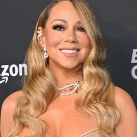 Mariah Carey unterschreibt auf Rihanna's Brüsten