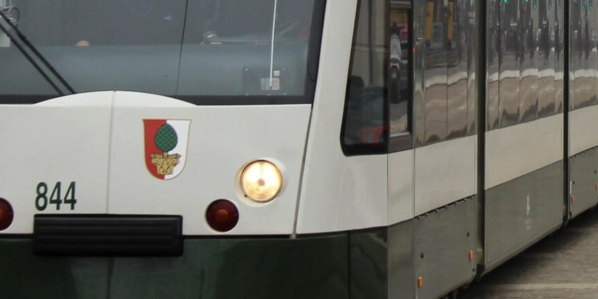 Extrem gefährlich: Jugendliche in Augsburg surfen auf Straßenbahn