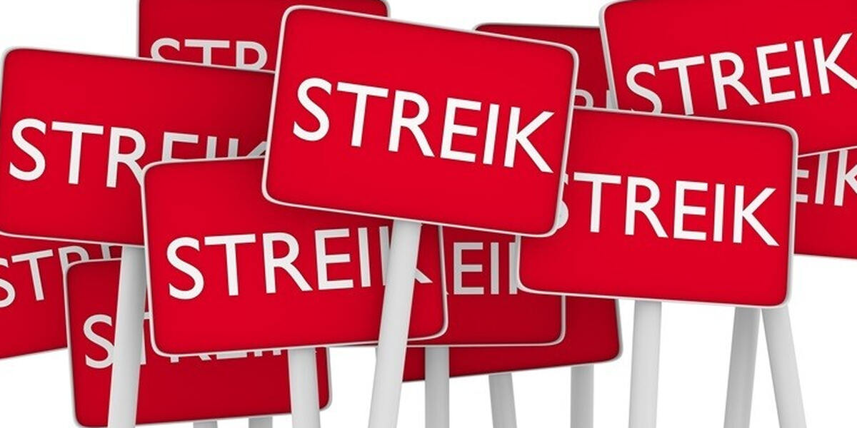 Streik in Augsburg: Am Donnerstag bleiben städtische Kitas zu - Mitarbeiter demonstrieren am Rathausplatz